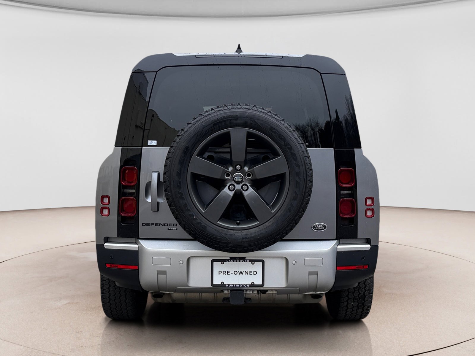 Used 2023 Land Rover Defender 130 SE image 4