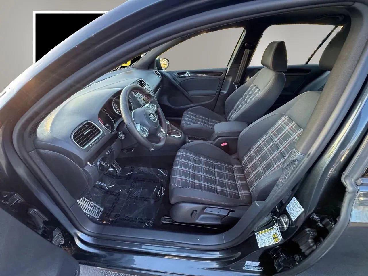 Used 2011 Volkswagen Golf 4-Door image 9