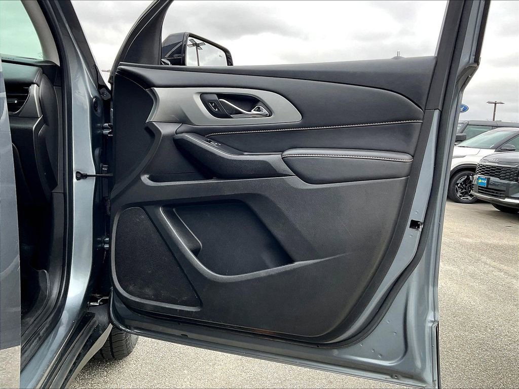 Used 2021 Chevrolet Traverse LT w/ LPO, Blackout Package image 11