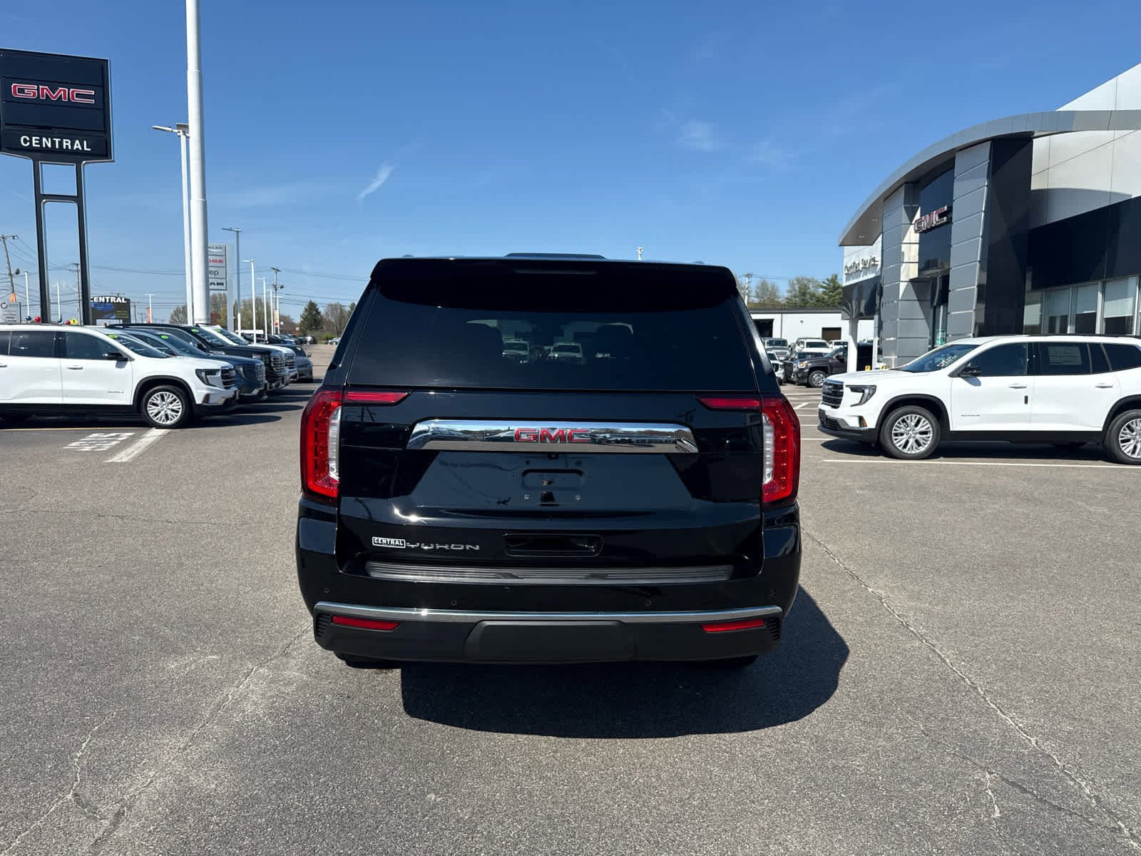 Used 2023 GMC Yukon XL SLT AWD/4WD image 4