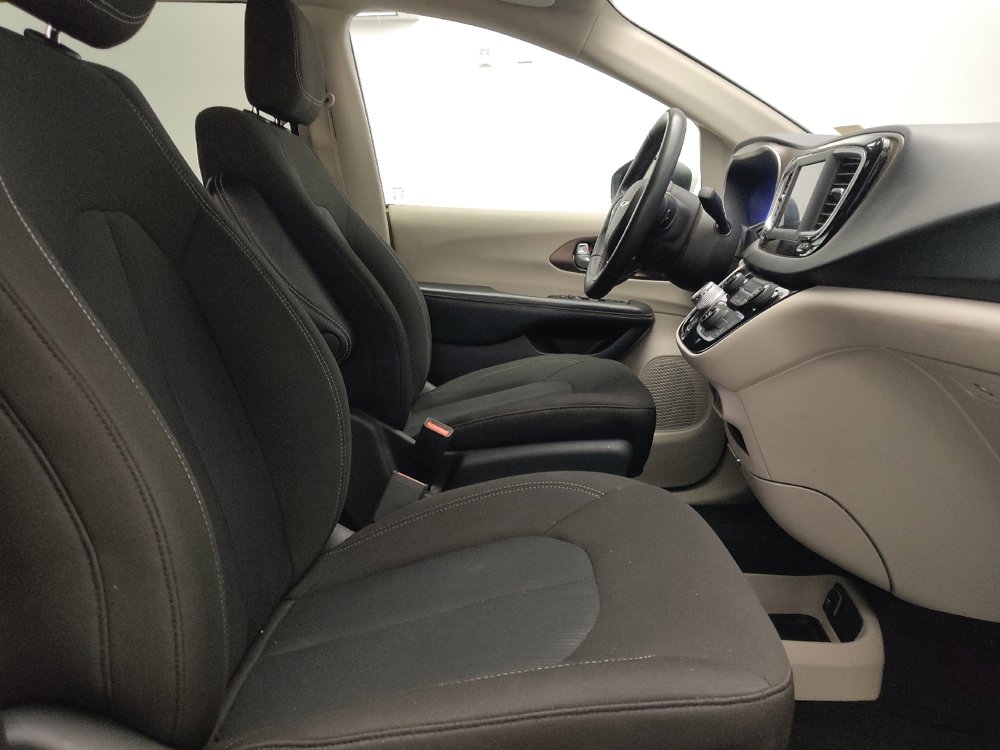 Used 2022 Chrysler Voyager LX image 21
