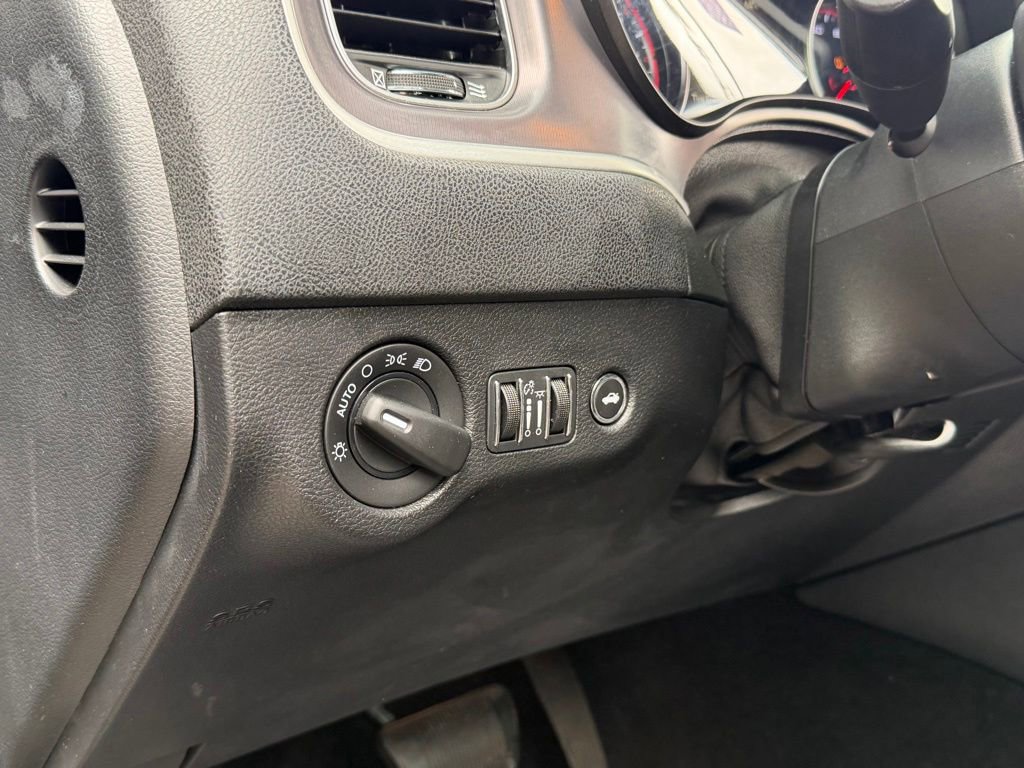 Used 2019 Dodge Charger SXT RWD image 25