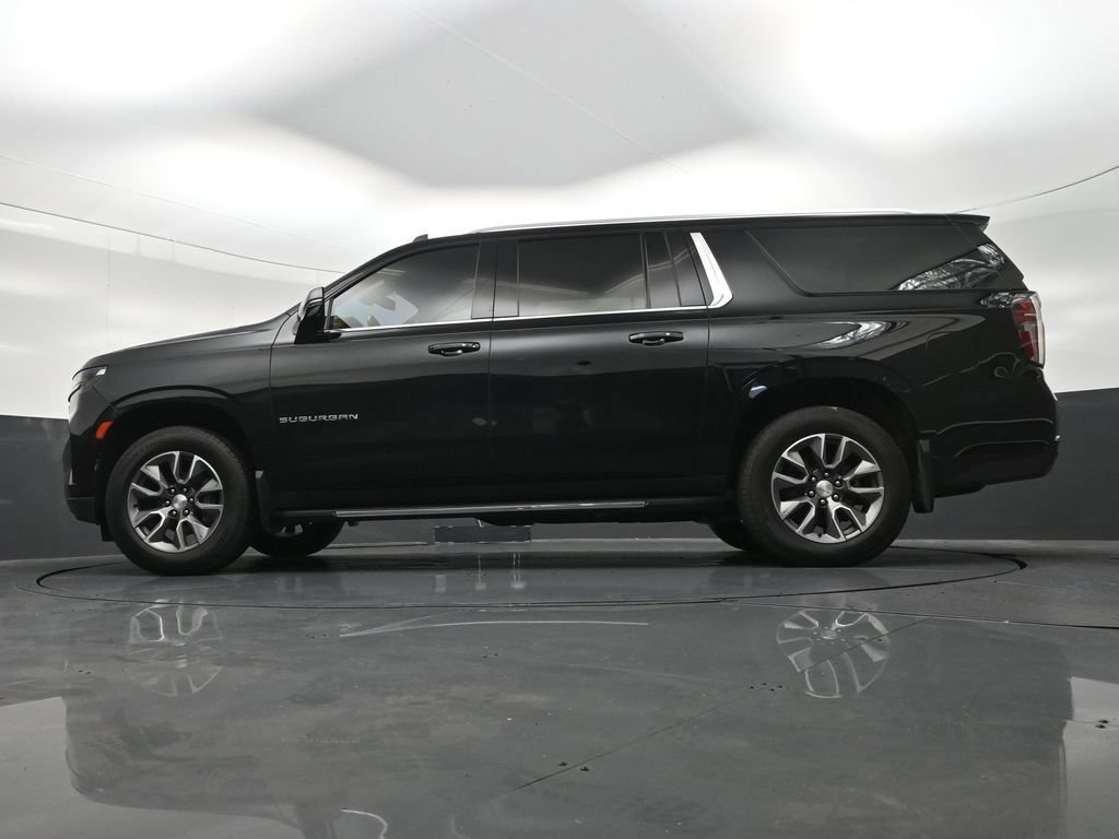 Used 2022 Chevrolet Suburban LT w/ Luxury Package RWD image 24