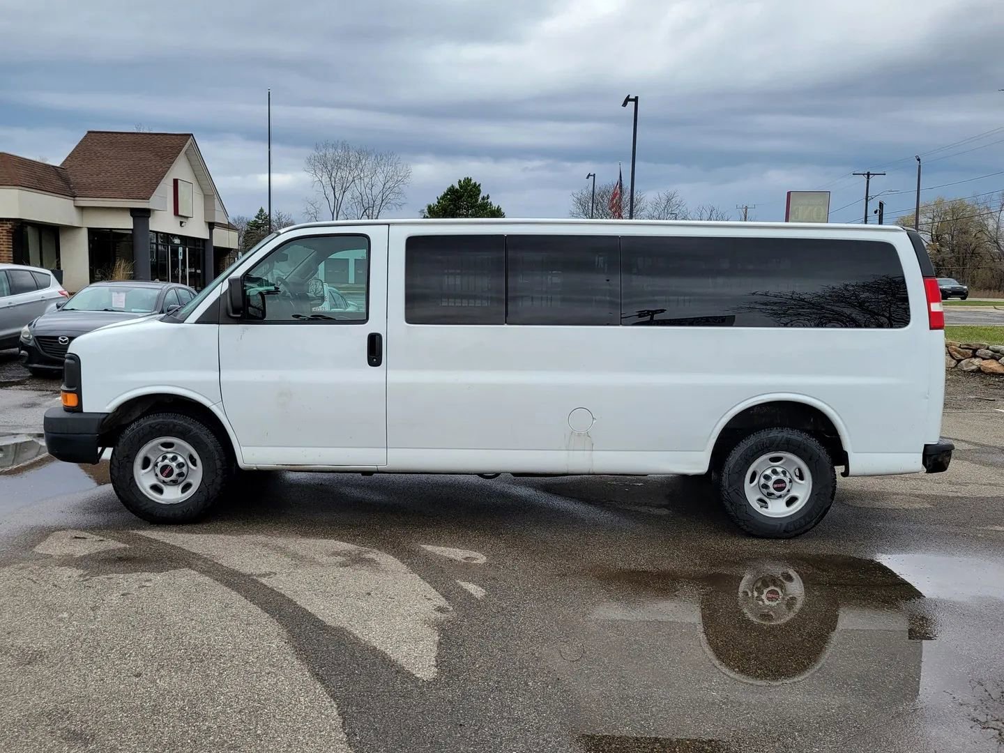 Used 2017 GMC Savana 3500 LS RWD image 3