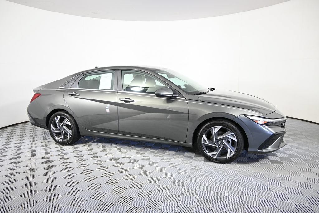 Used 2024 Hyundai Elantra SEL w/ Convenience Package FWD image 8