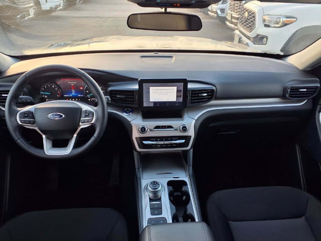 Used 2024 Ford Explorer XLT RWD image 3