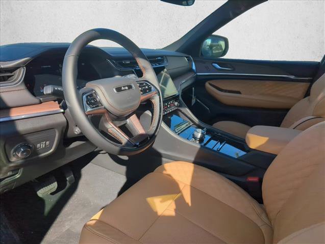 New 2025 Jeep Grand Cherokee Summit image 2