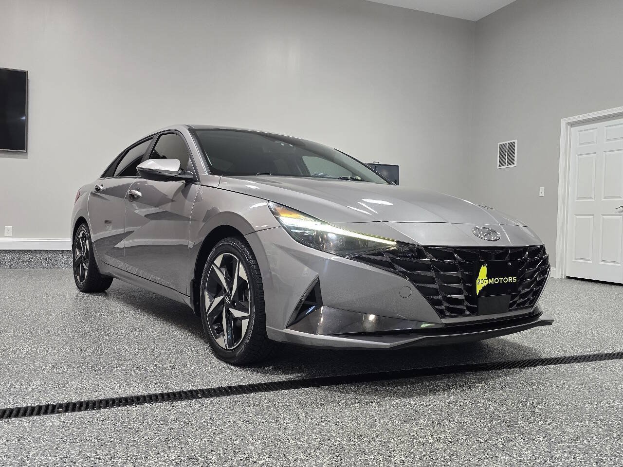 Used 2023 Hyundai Elantra Limited w/ Winter Weather Package FWD image 2