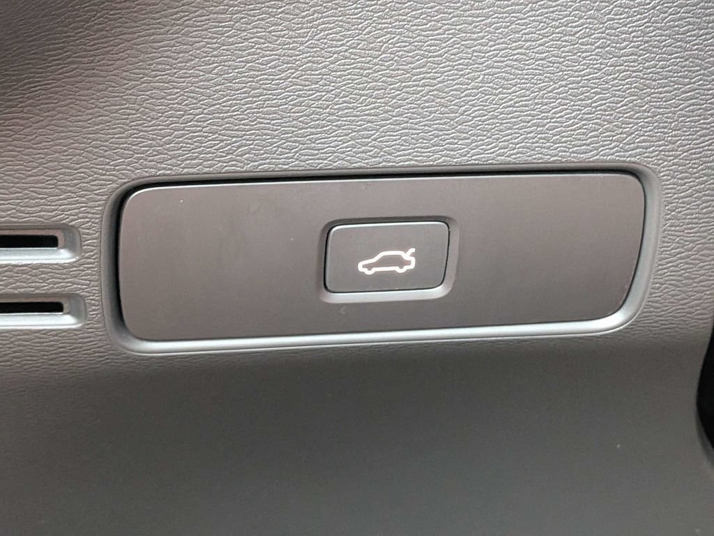 Certified 2023 Volvo XC40 B4 Plus w/ Protection Package Premier FWD image 32