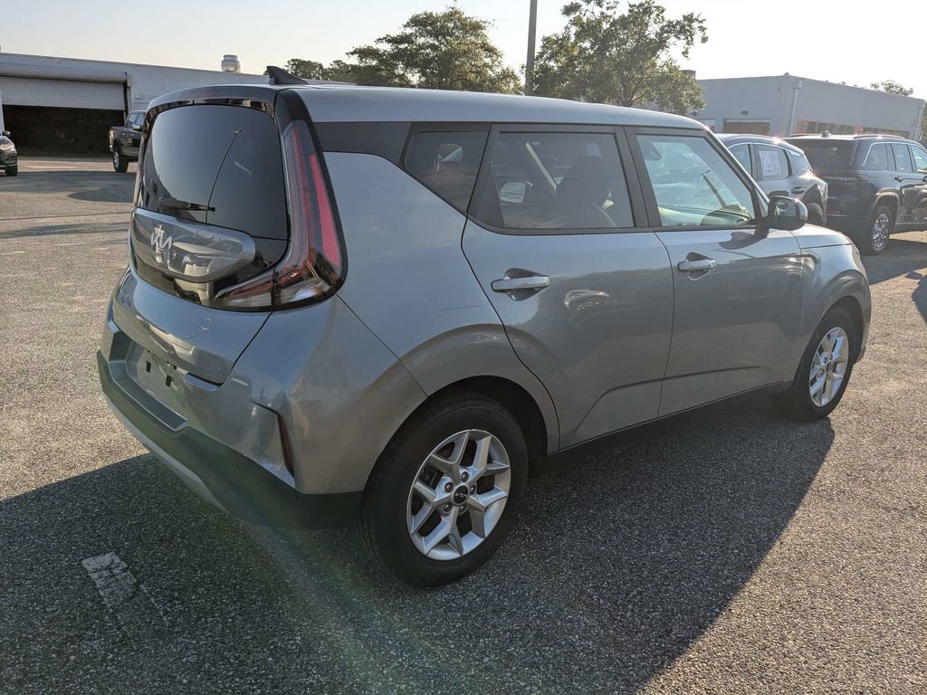 Used 2023 Kia Soul LX w/ Option Group 015 FWD image 4