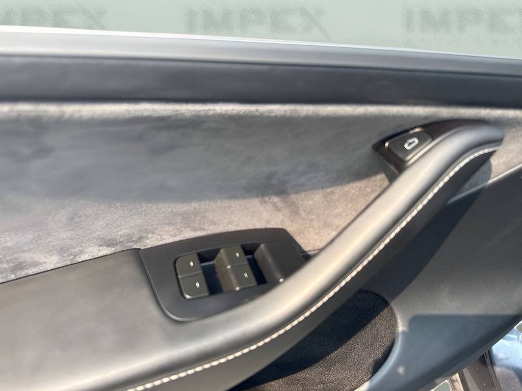 Used 2024 Tesla Model Y Long Range AWD/4WD image 17
