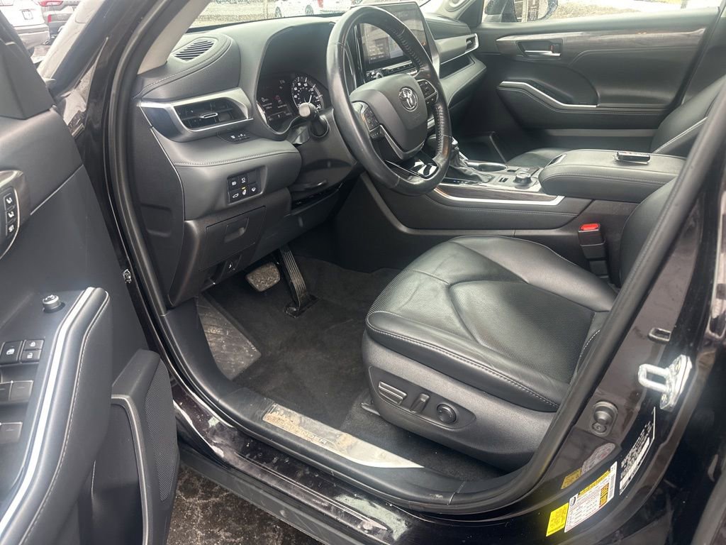 Used 2021 Toyota Highlander Platinum image 12