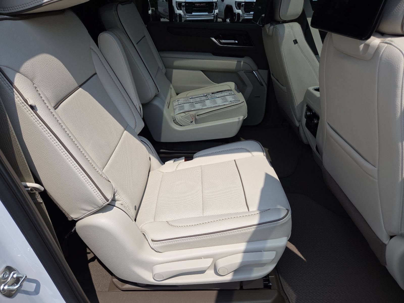 New 2026 GMC Yukon XL Denali w/ Denali Reserve Package AWD/4WD image 27