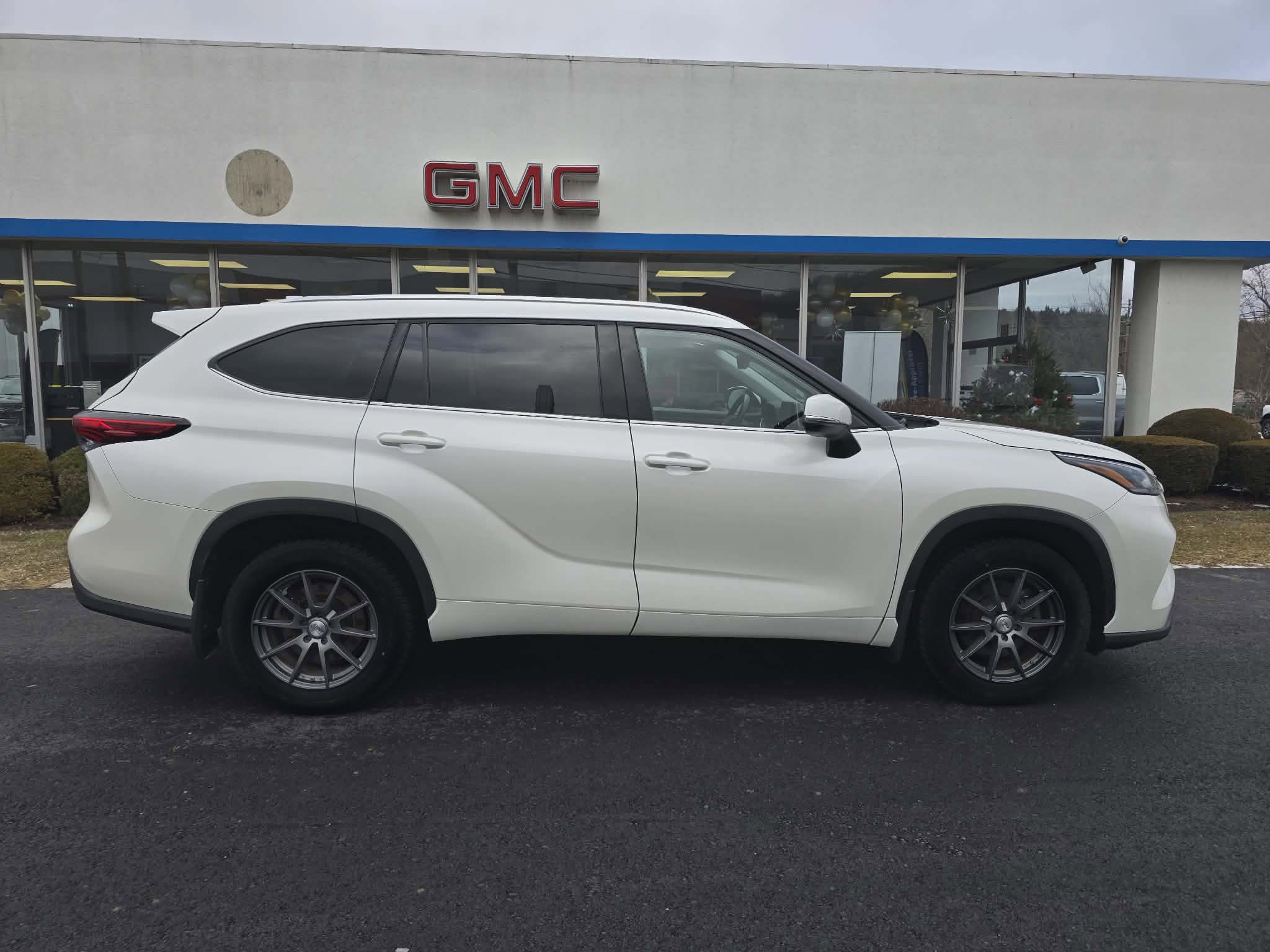 Used 2021 Toyota Highlander XLE image 2