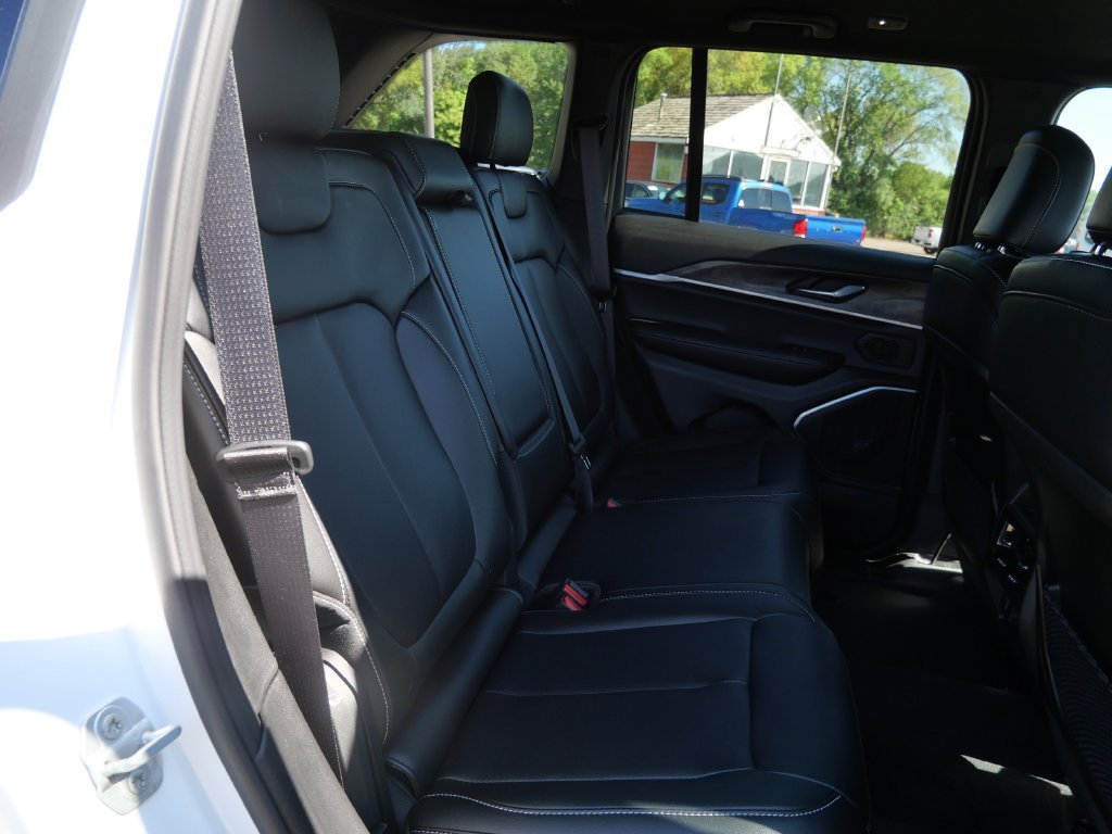 Used 2025 Jeep Grand Cherokee Limited w/ Black Appearance Package AWD/4WD image 14