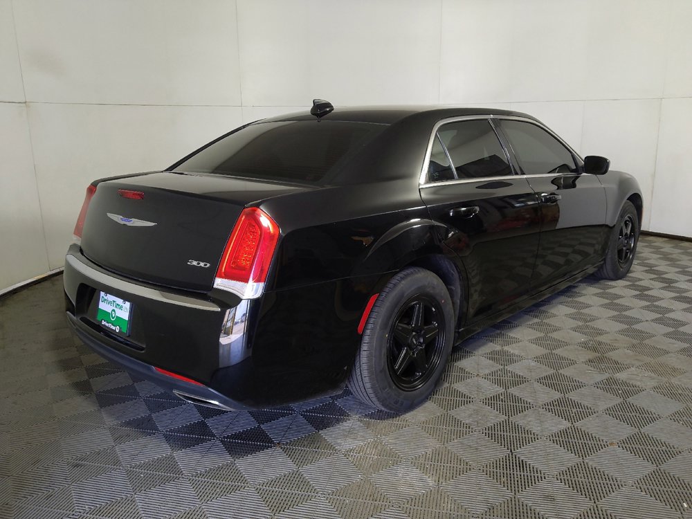 Used 2018 Chrysler 300 Touring RWD image 10