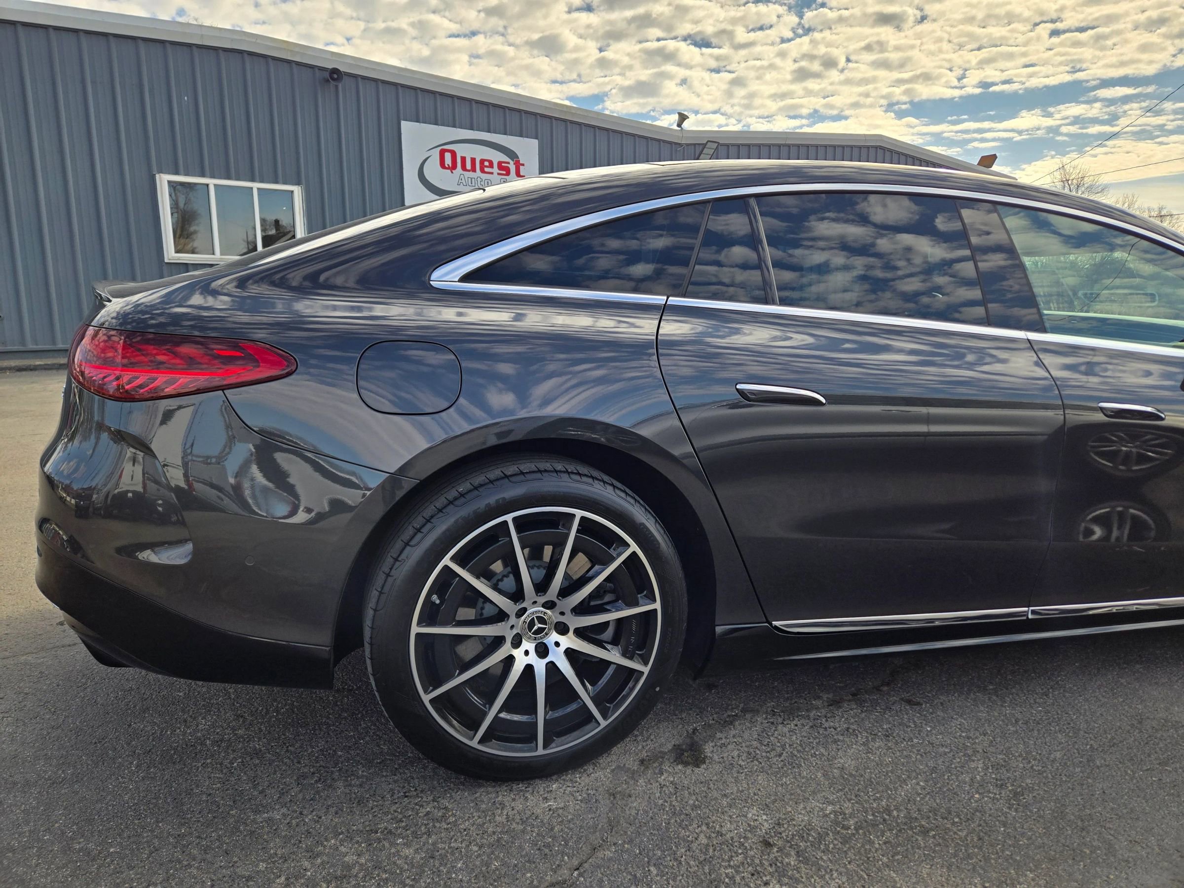 Used 2023 Mercedes-Benz EQS 580 4MATIC Sedan w/ Exclusive Trim Package image 11