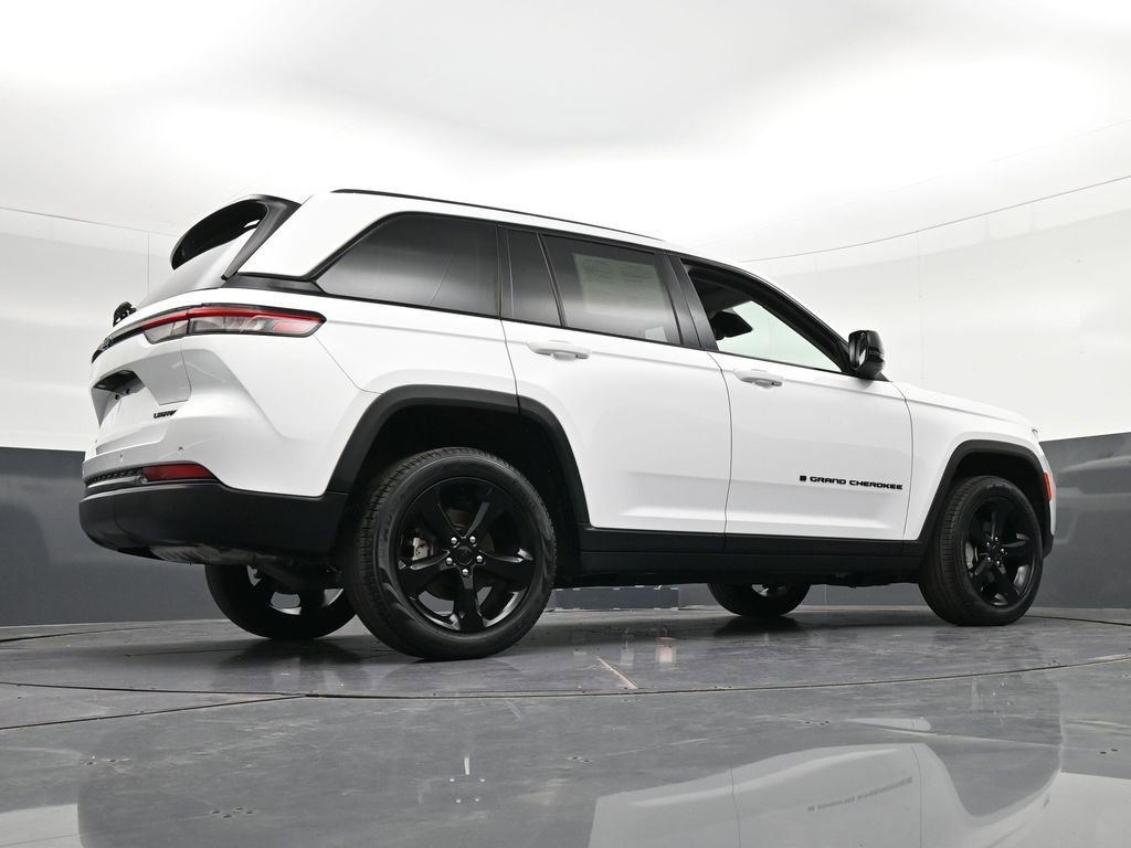 Used 2024 Jeep Grand Cherokee Limited w/ Black Appearance Package AWD/4WD image 34