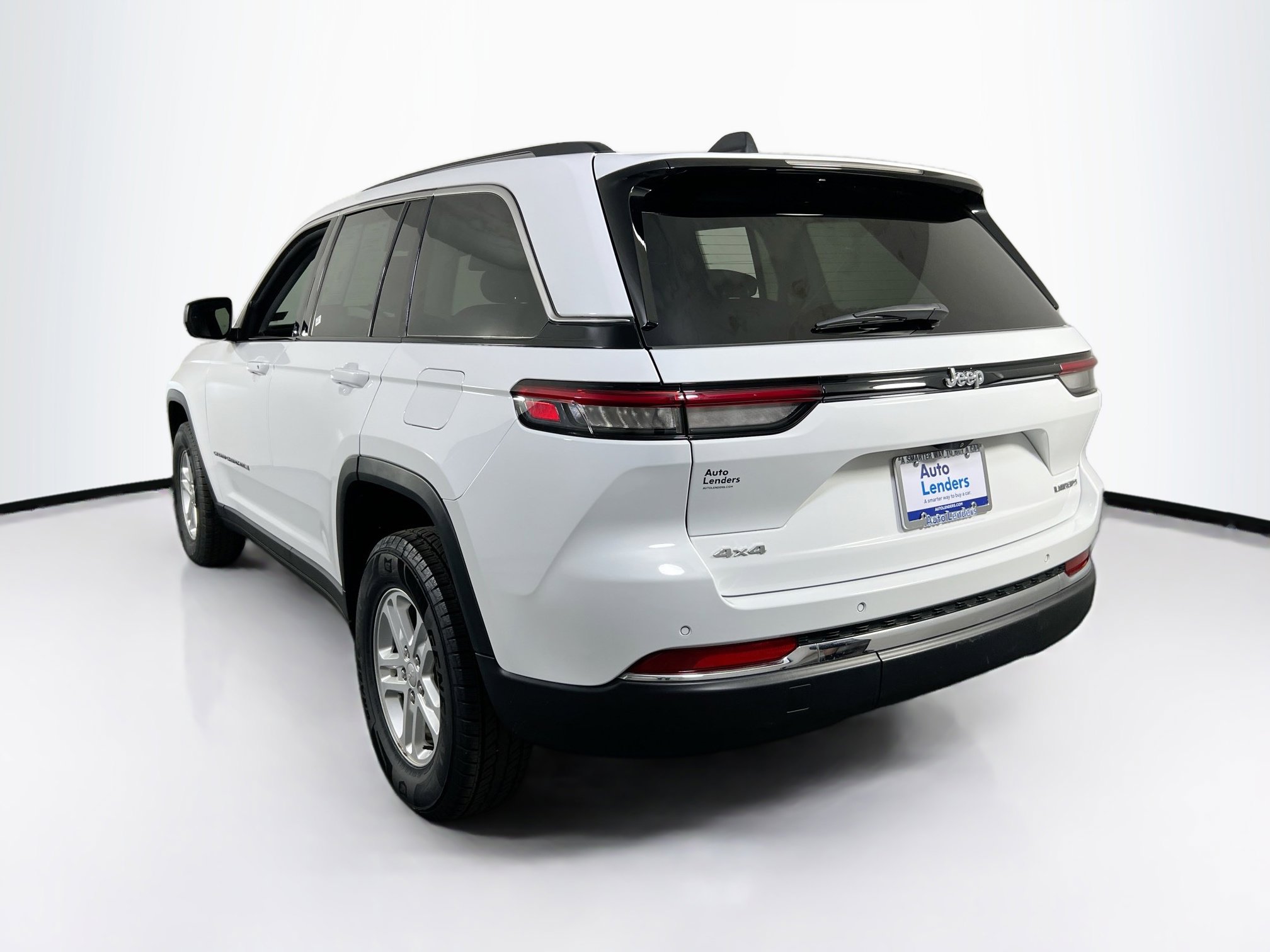 Used 2023 Jeep Grand Cherokee Laredo AWD/4WD image 7