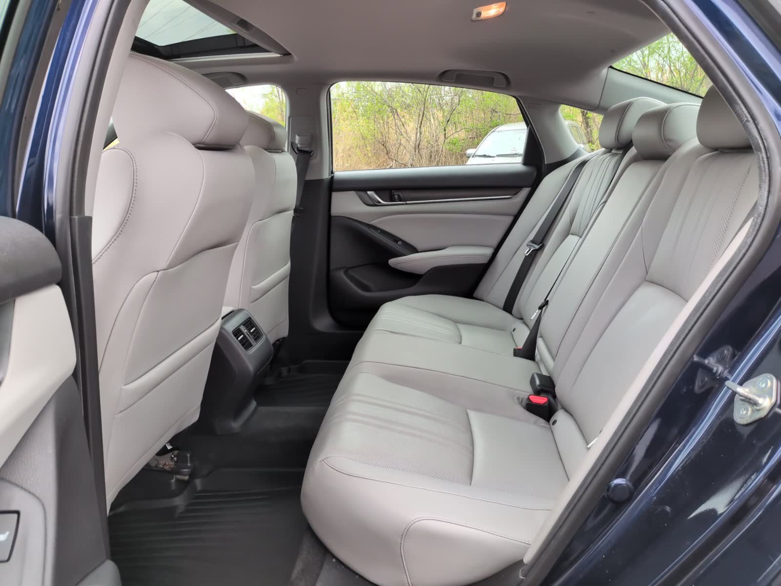 Used 2018 Honda Accord Touring image 10