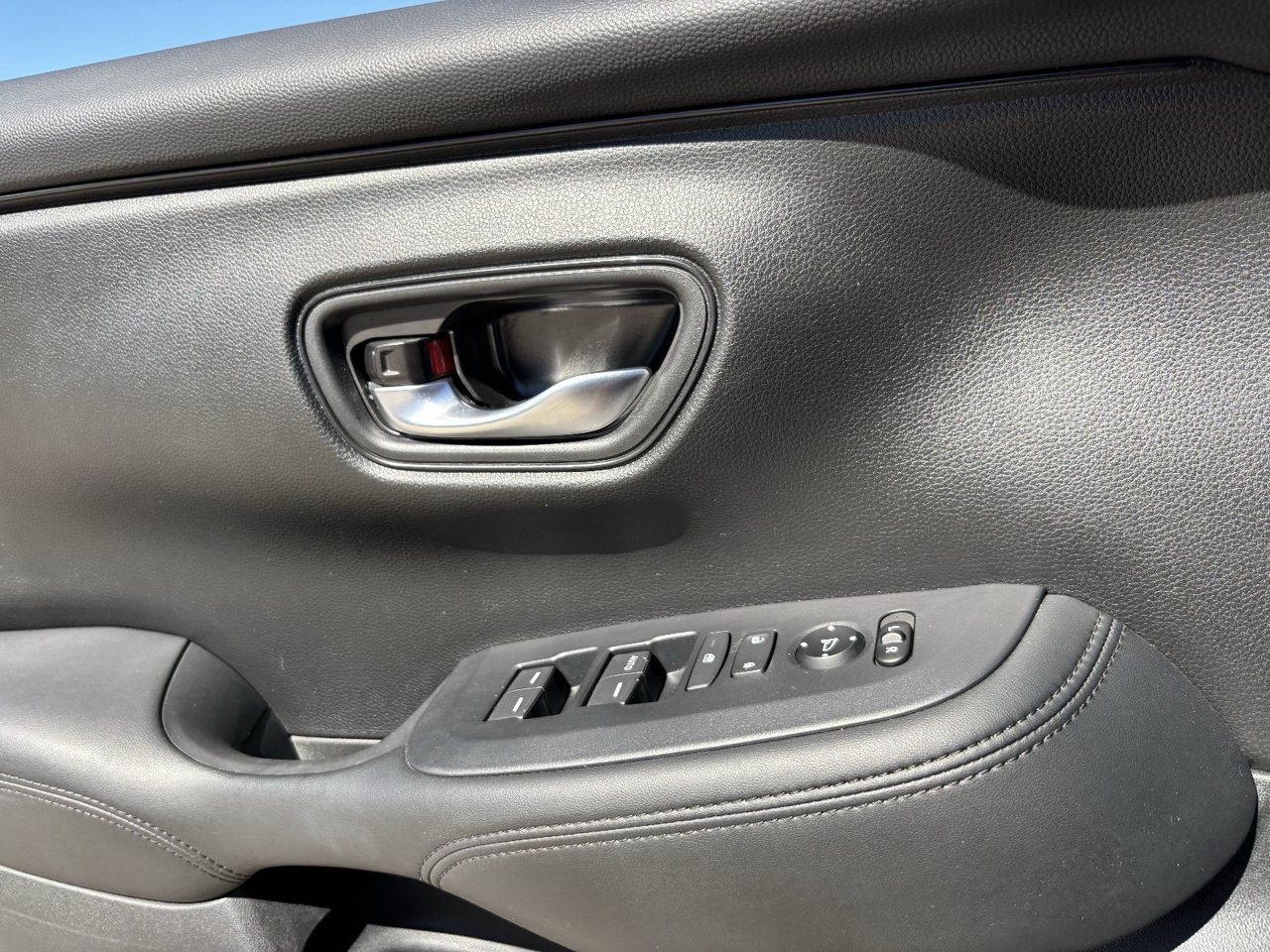 Used 2025 Honda HR-V LX image 19