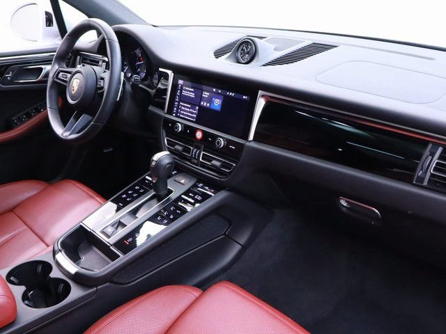 Certified 2024 Porsche Macan AWD/4WD image 17
