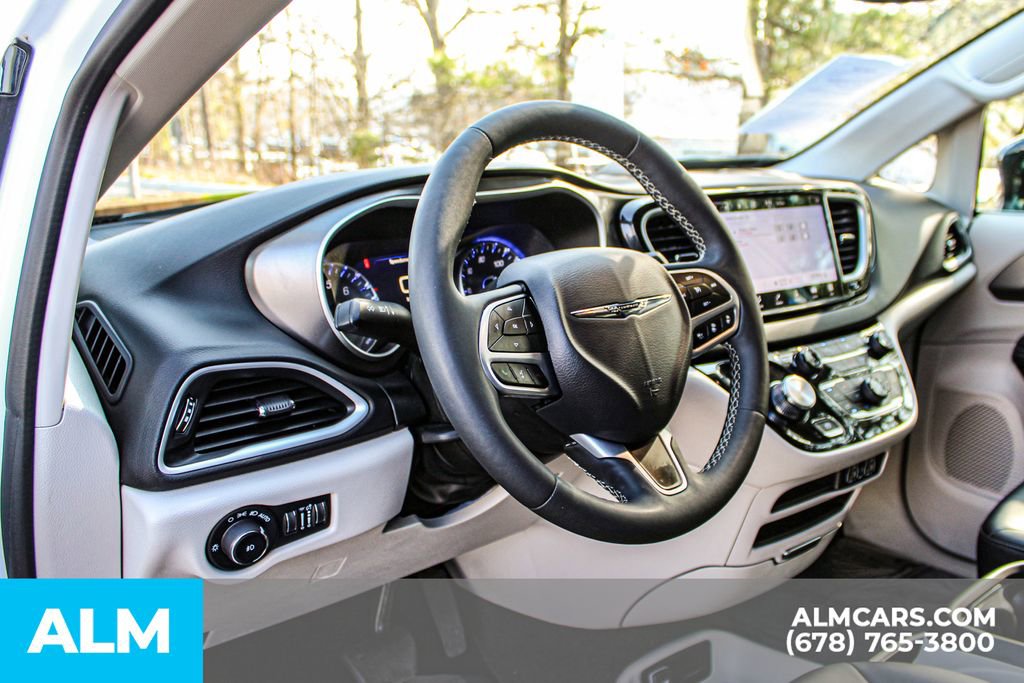 Used 2024 Chrysler Pacifica Touring-L image 25