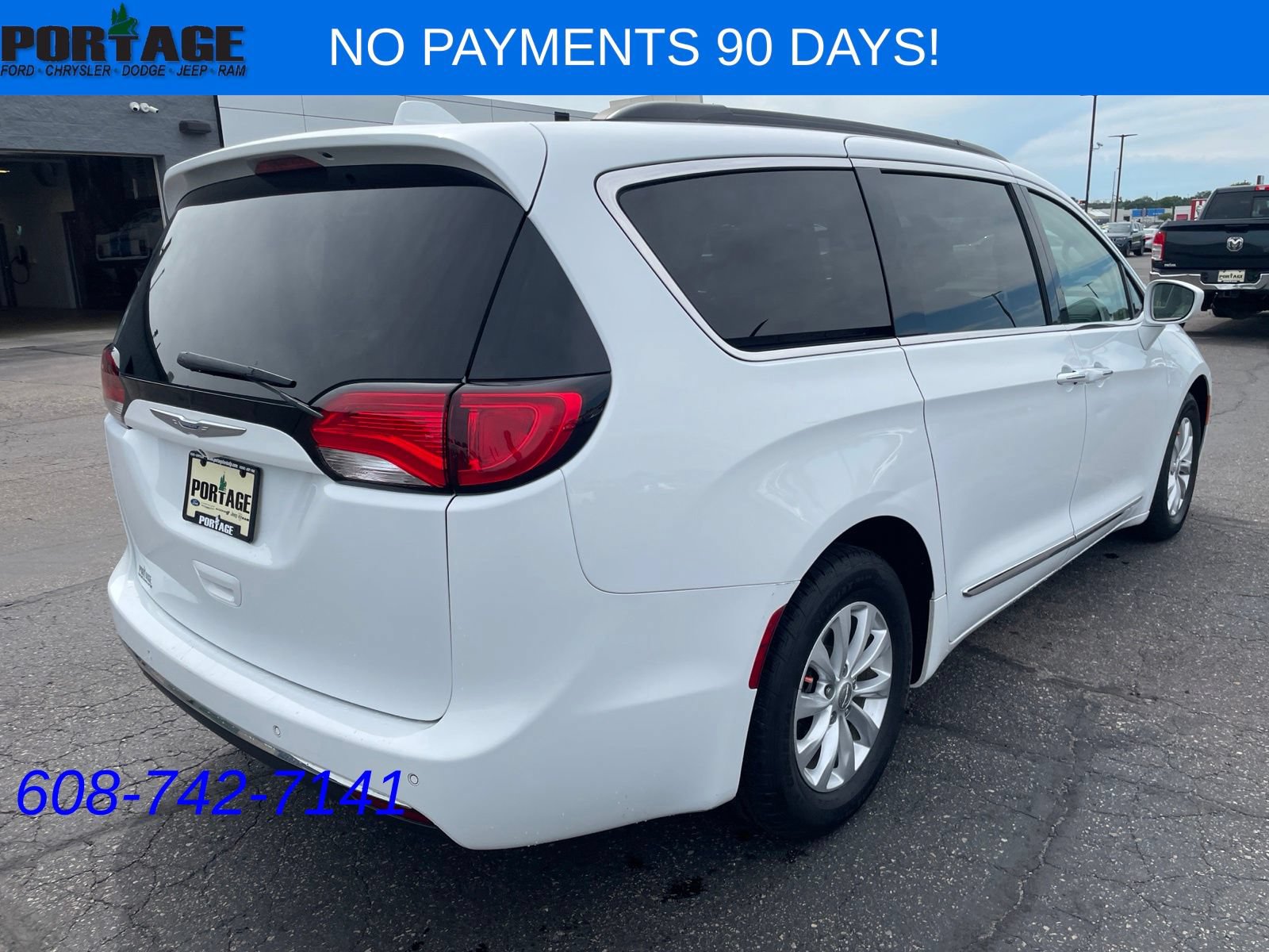 Used 2017 Chrysler Pacifica Touring-L FWD image 6