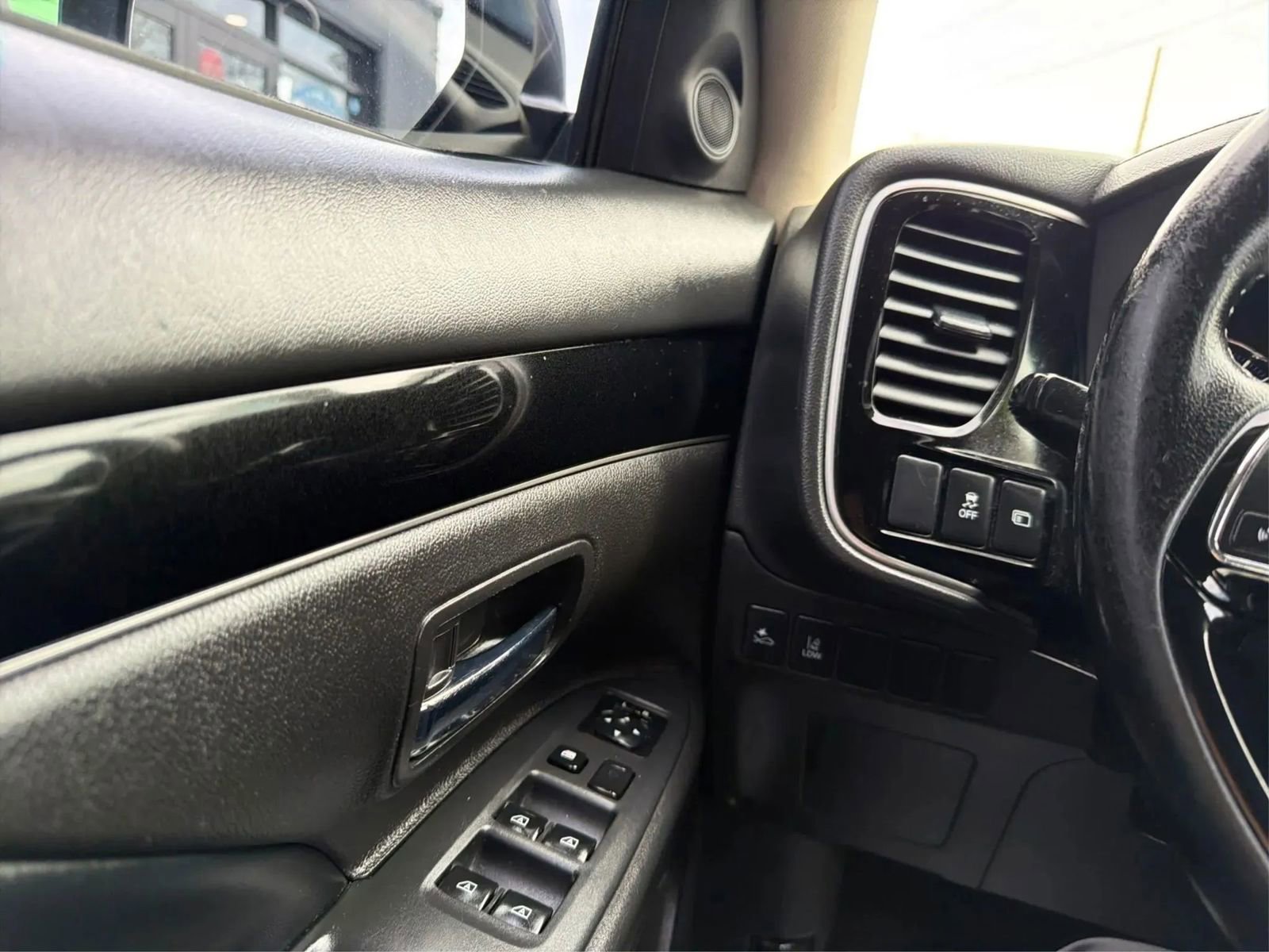 Used 2020 Mitsubishi Outlander SE image 17