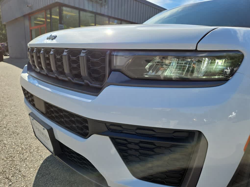 New 2026 Jeep Grand Cherokee Altitude AWD/4WD image 9