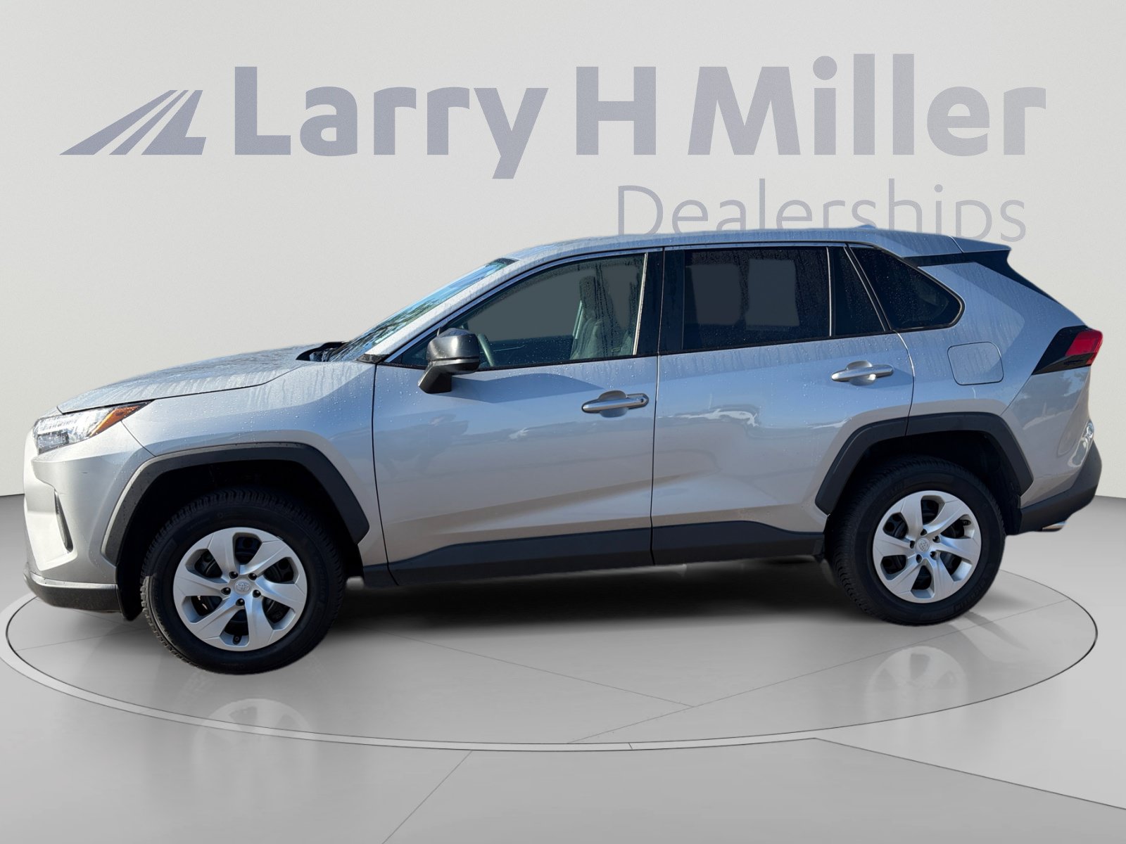 Used 2024 Toyota RAV4 LE AWD/4WD image 3
