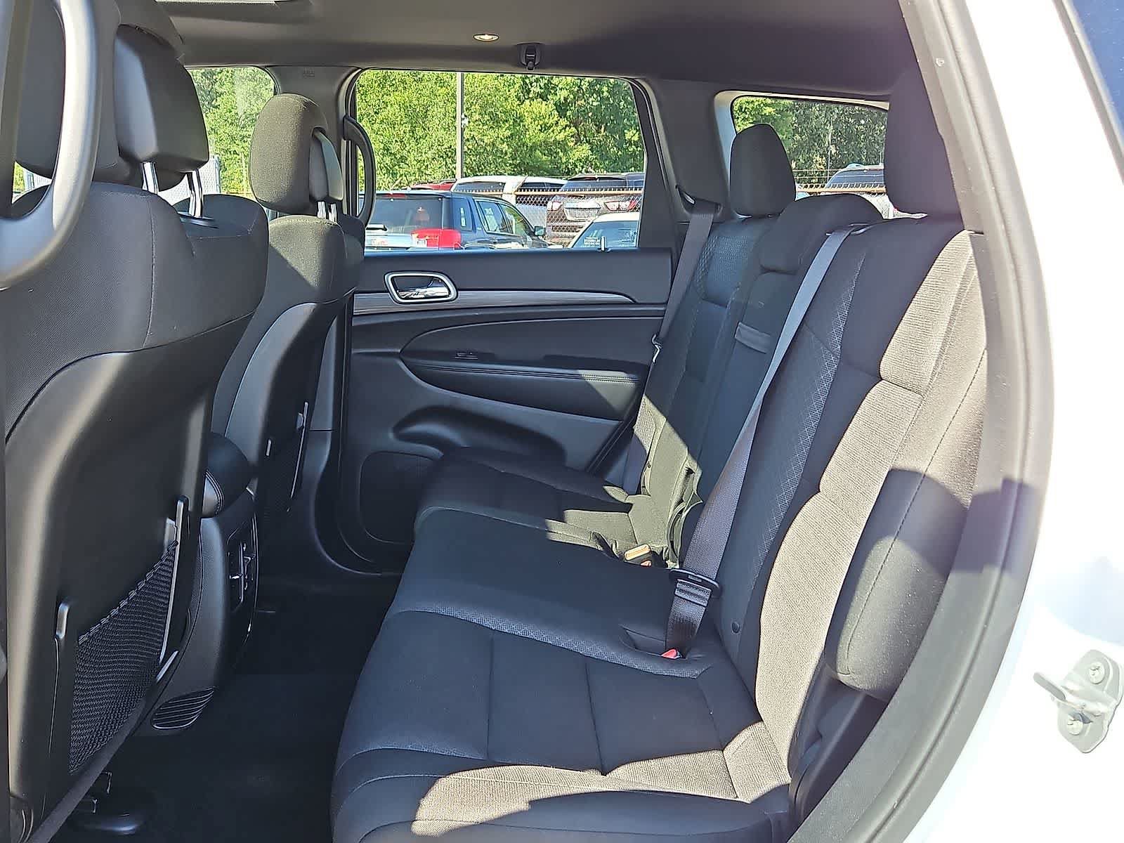 Used 2020 Jeep Grand Cherokee Laredo AWD/4WD image 31