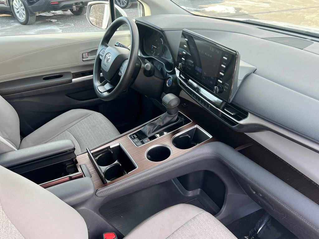 Used 2024 Toyota Sienna LE image 11