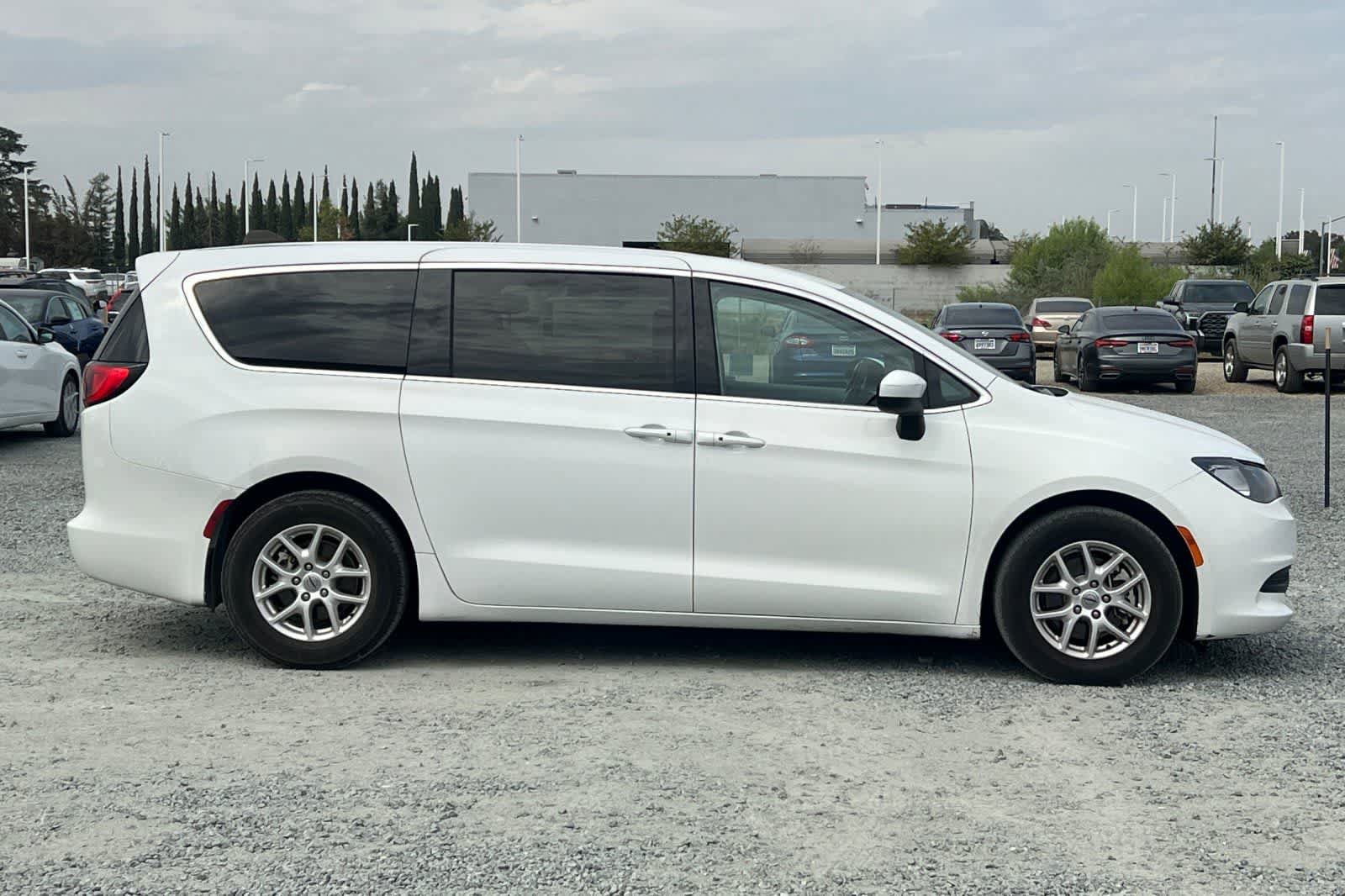 Used 2022 Chrysler Voyager LX FWD image 8