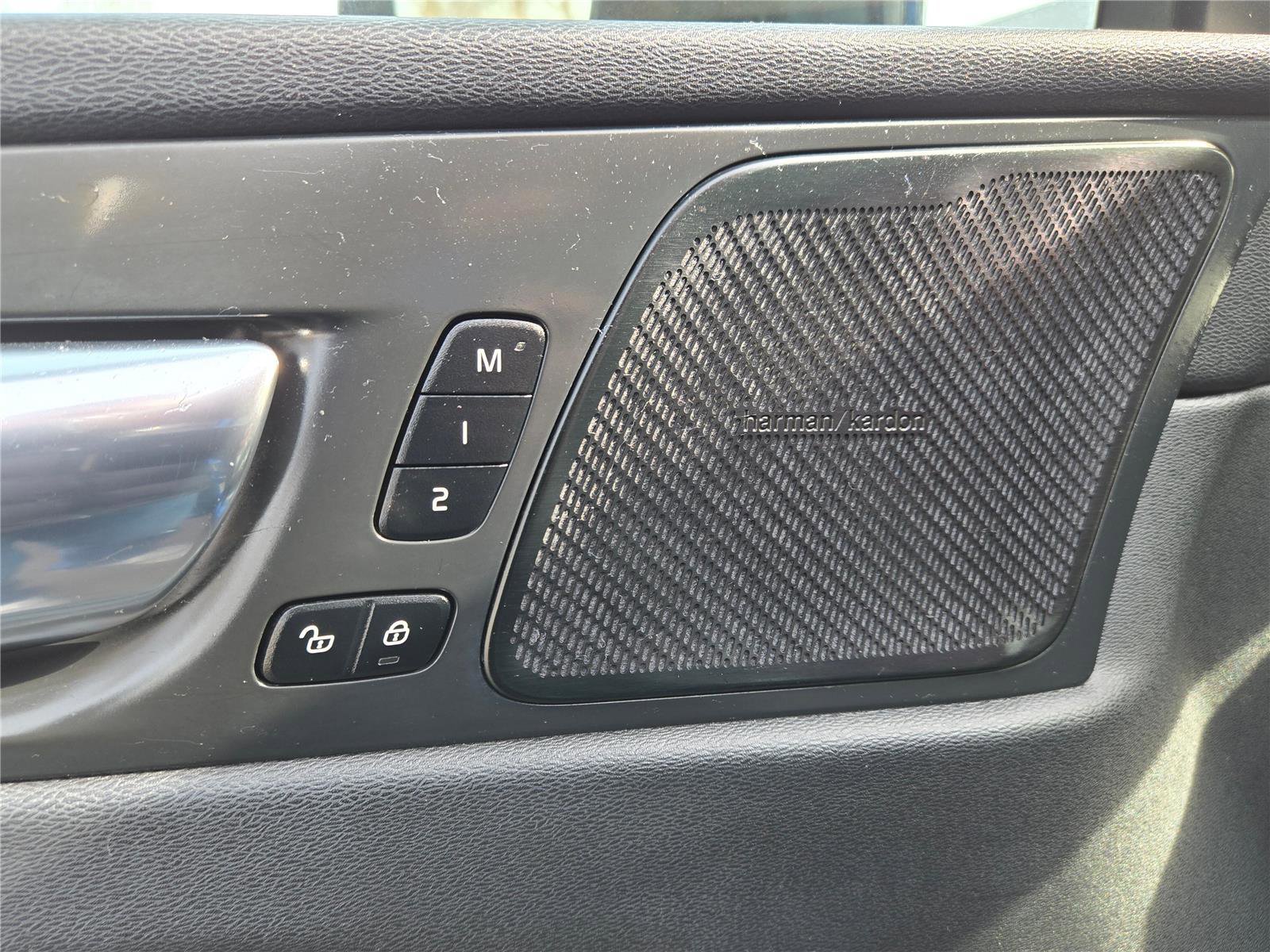 Used 2020 Volvo XC60 T5 R-Design image 25