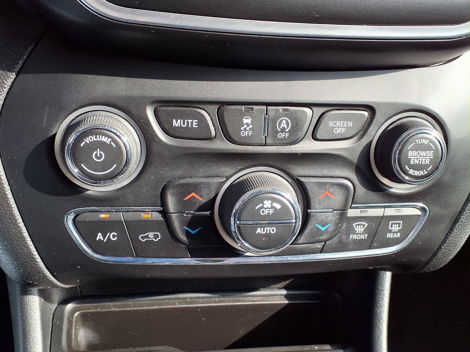 Used 2019 Jeep Cherokee Latitude Plus w/ Comfort/Convenience Group AWD/4WD image 23