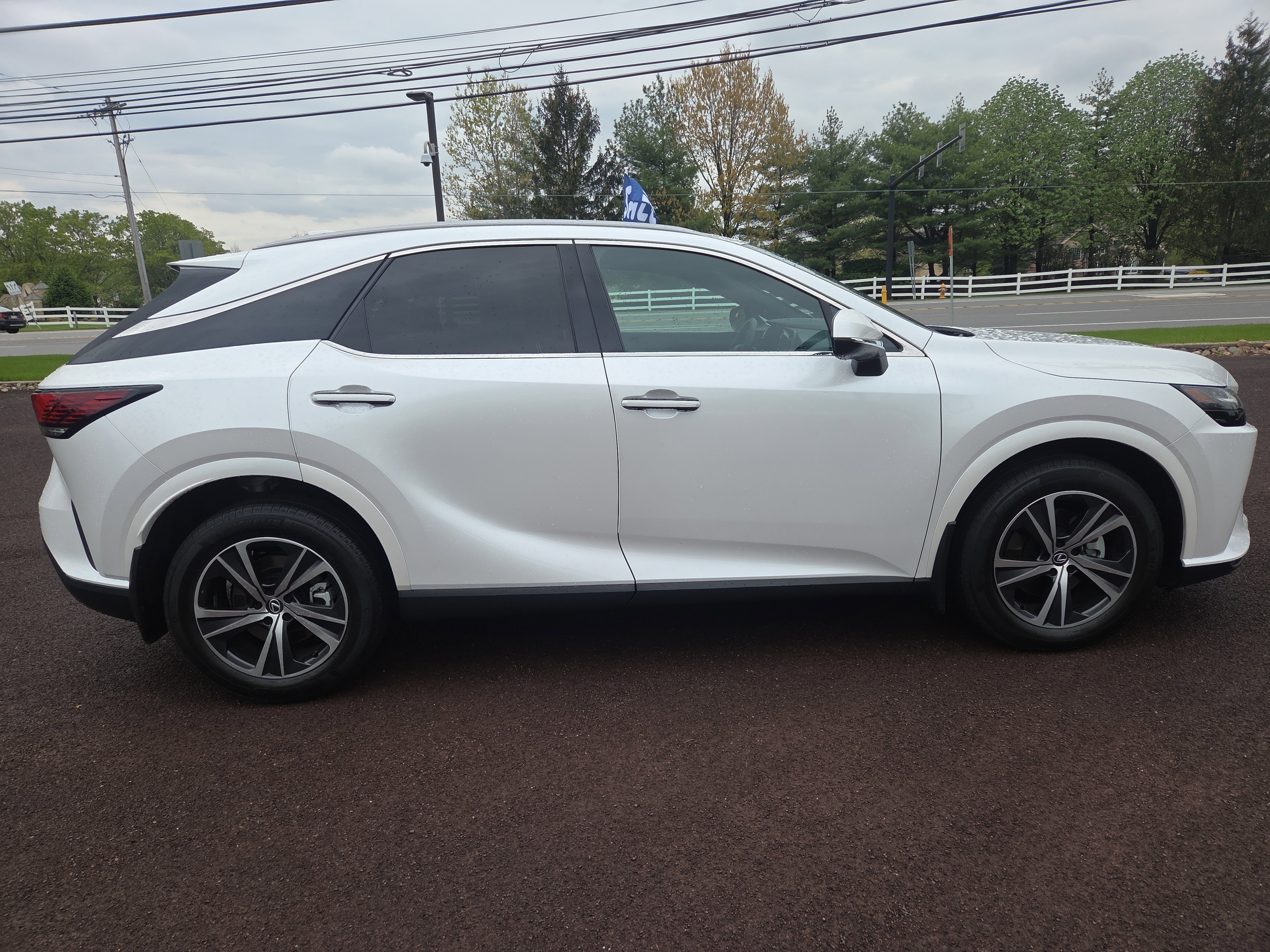 Used 2023 Lexus RX 350 Premium w/ Accessory Package AWD/4WD image 2