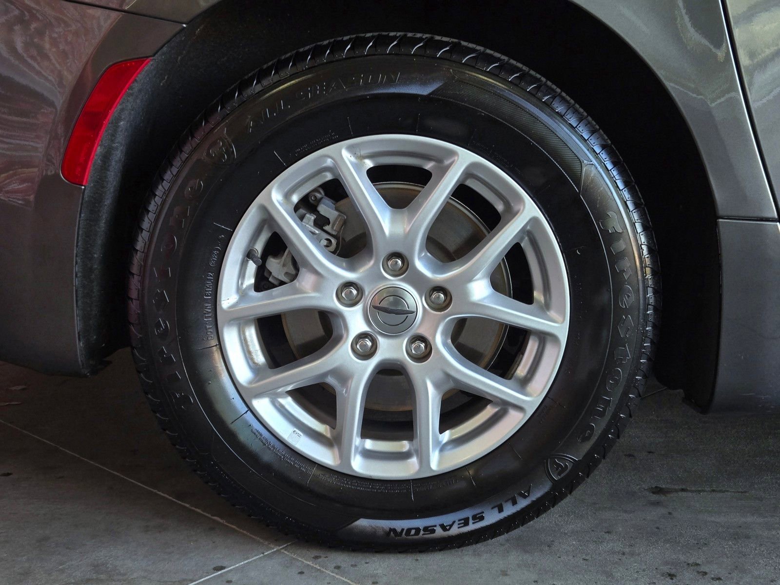 Used 2023 Chrysler Voyager LX image 5