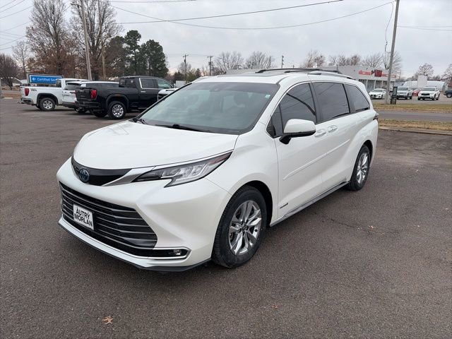 Used 2021 Toyota Sienna Limited w/ Outdoor Package (TMS) image 2