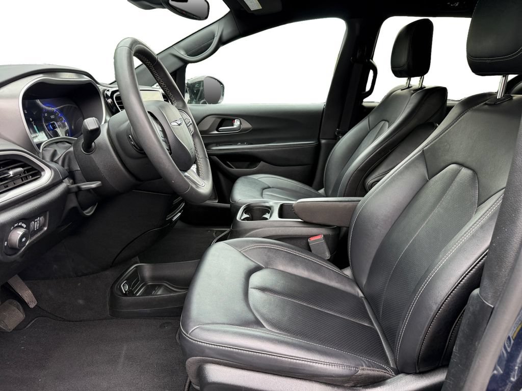 Used 2025 Chrysler Pacifica Select FWD image 9