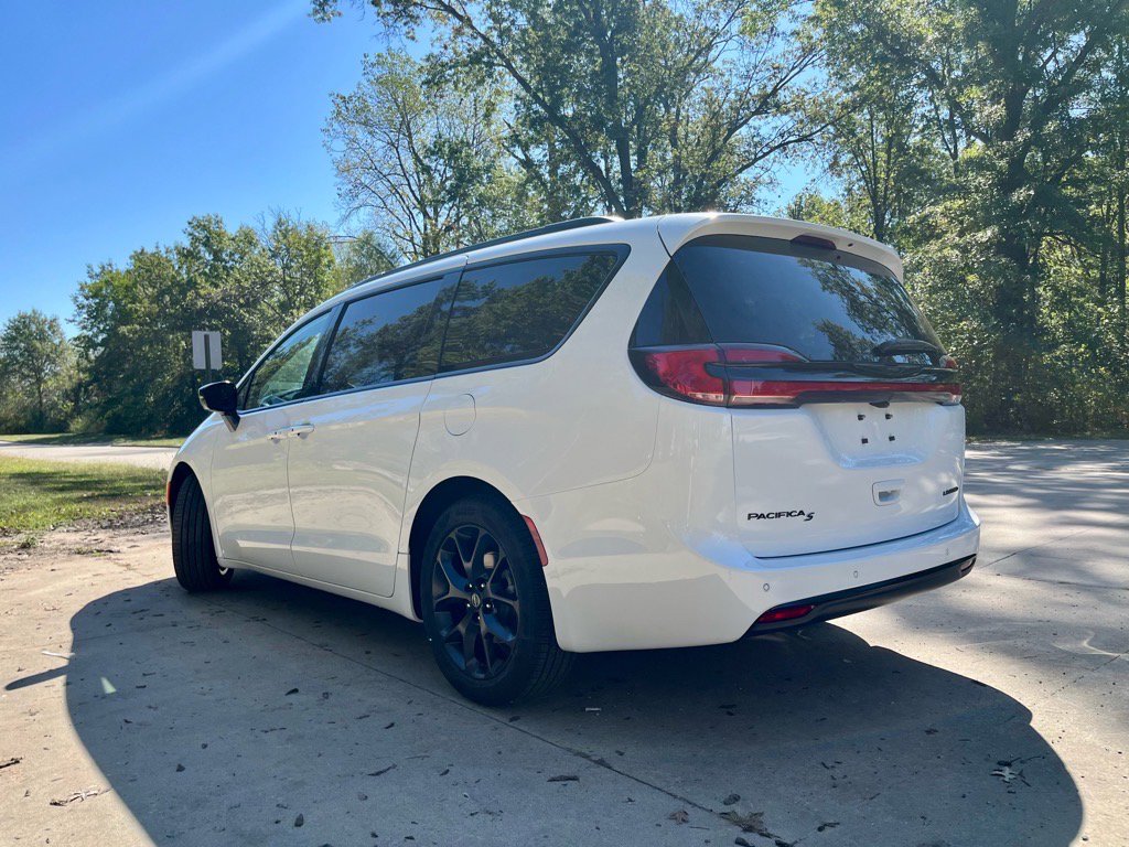 New 2026 Chrysler Pacifica Limited image 6