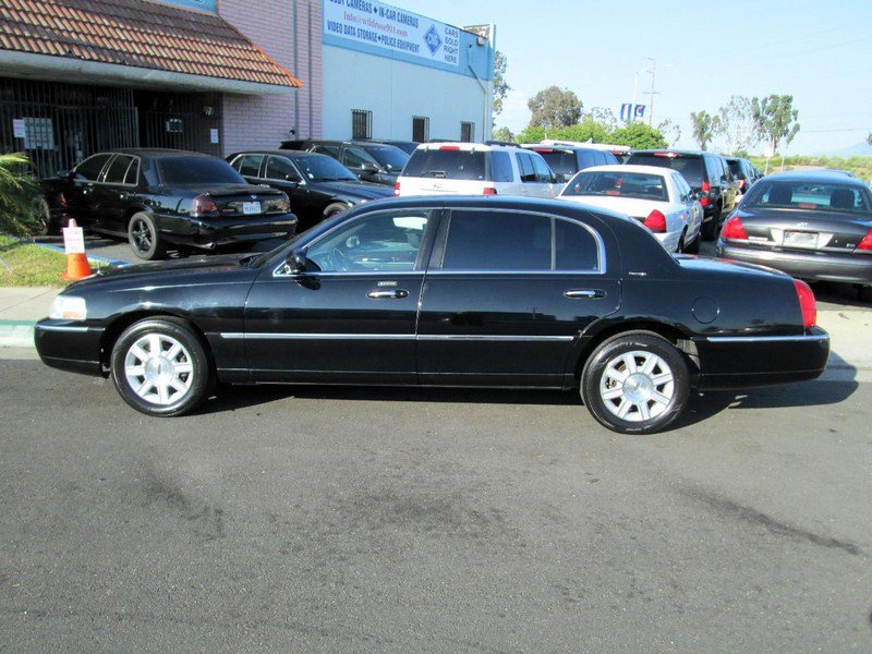 Used 2011 Lincoln Town Car Executive L image 3