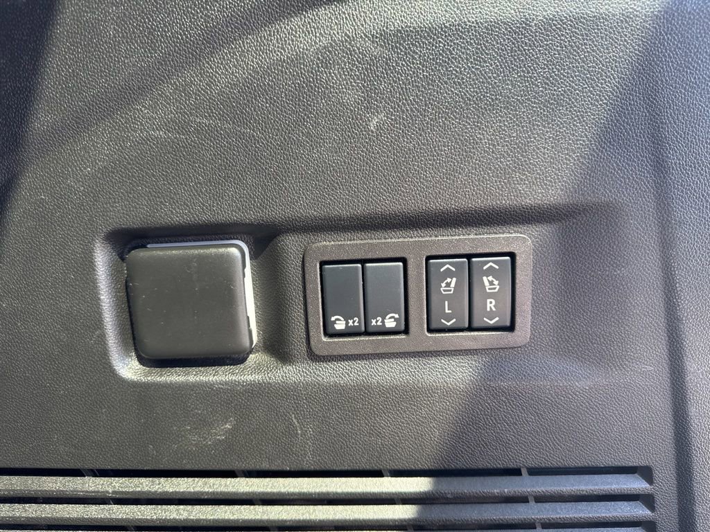 Used 2024 Chevrolet Tahoe Premier AWD/4WD image 35