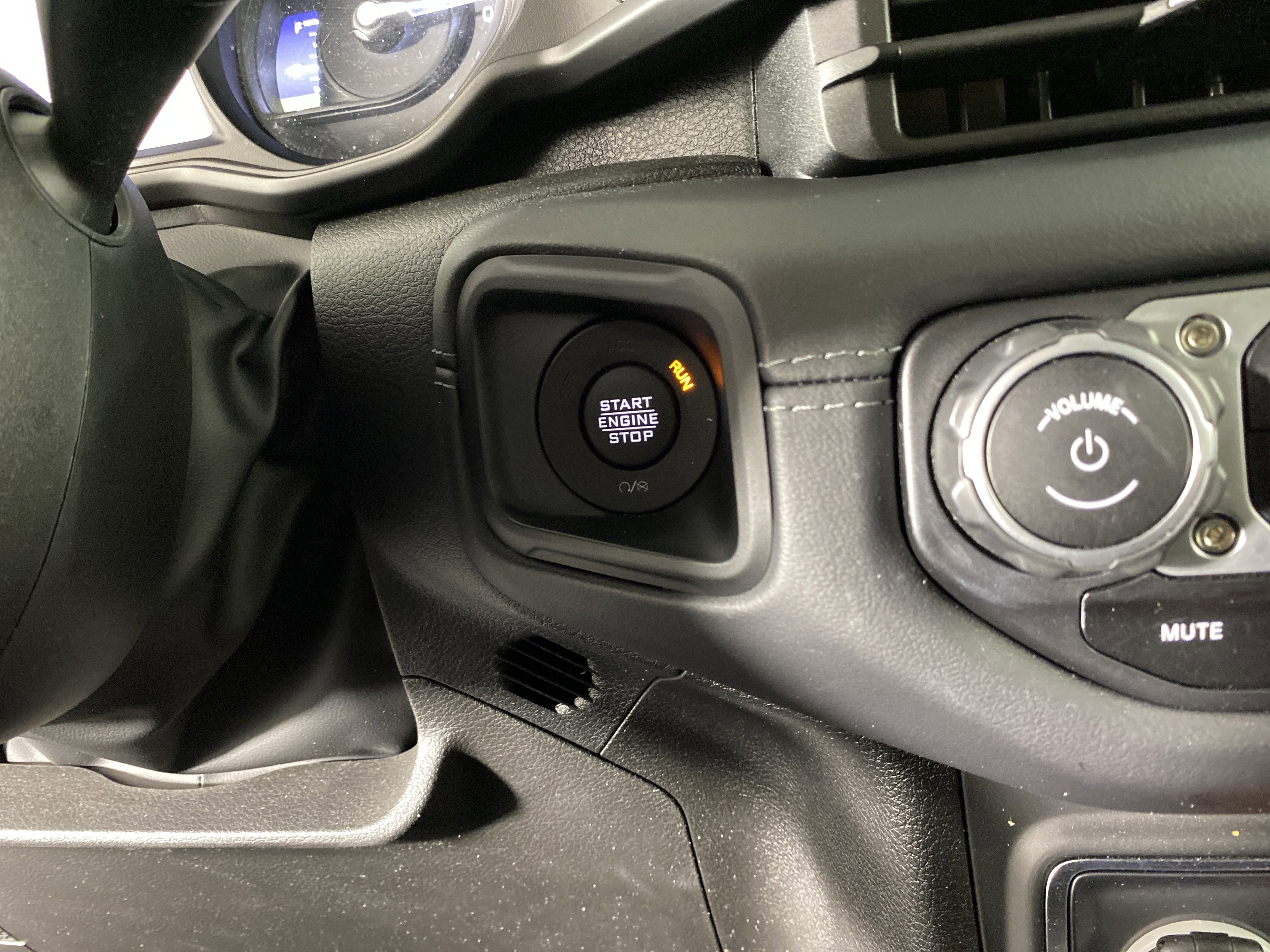 Used 2025 Jeep Wrangler Sahara AWD/4WD image 27