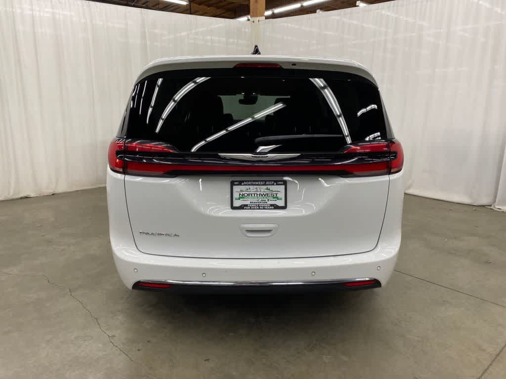 Used 2024 Chrysler Pacifica Touring-L FWD image 5