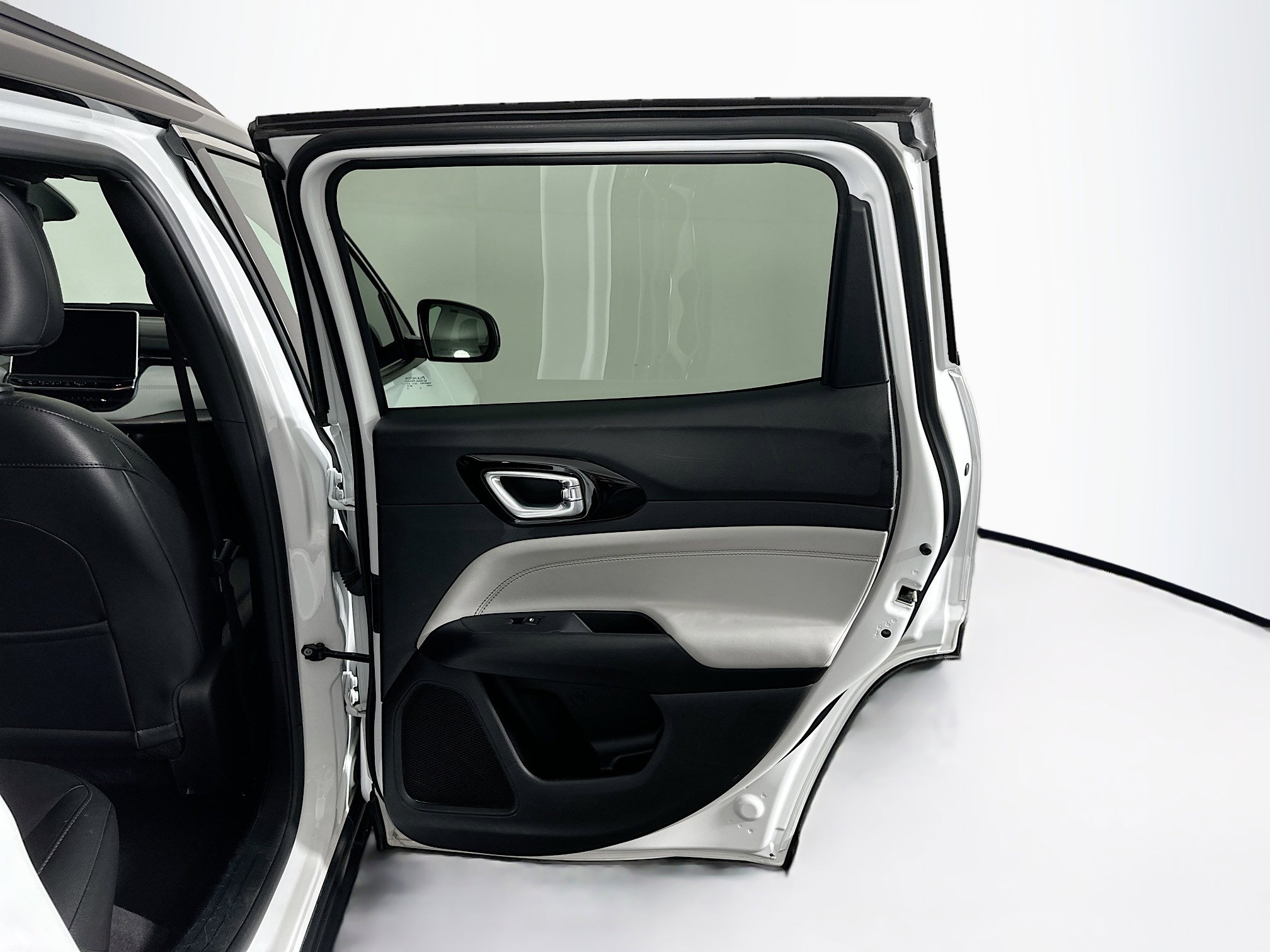 Used 2025 Jeep Compass Limited image 29