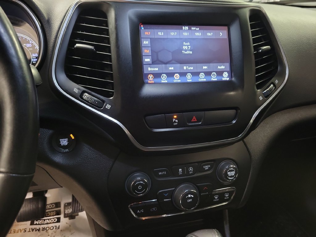 Used 2020 Jeep Cherokee Latitude Plus w/ Cold Weather Group FWD image 18