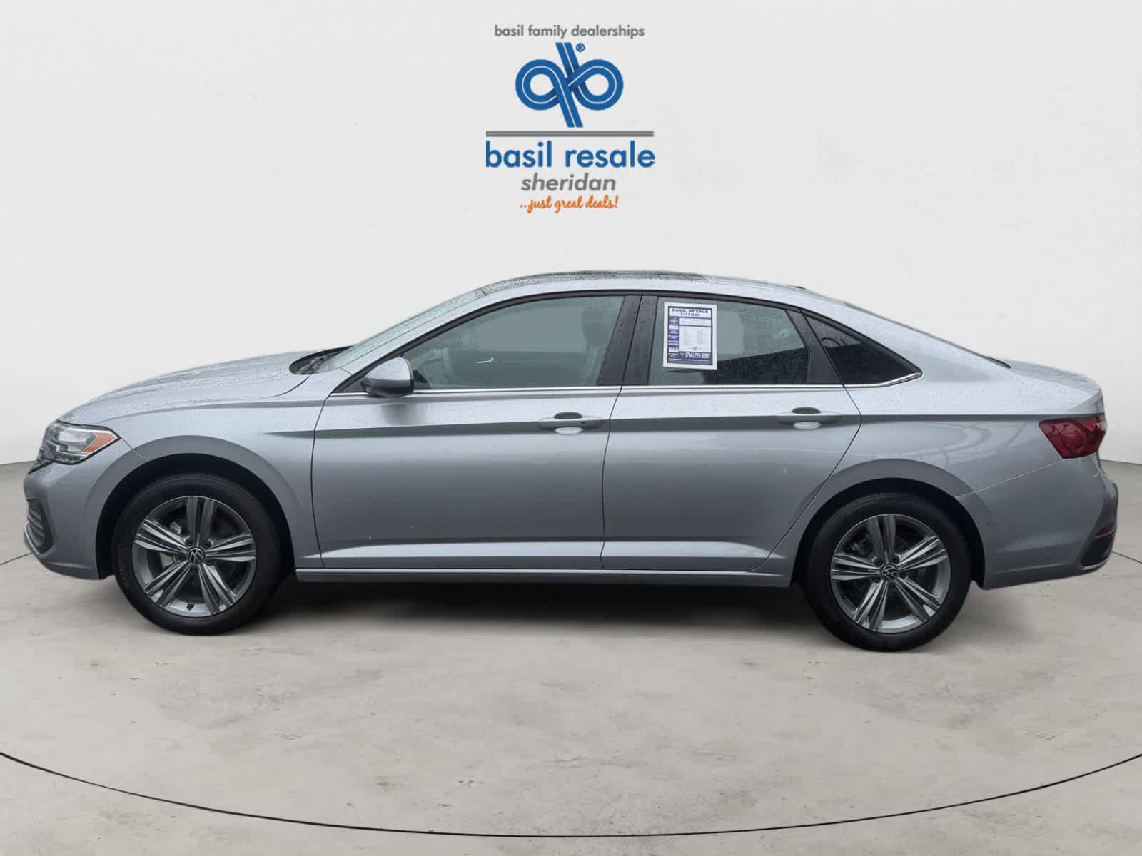 Used 2024 Volkswagen Jetta SE w/ Panoramic Sunroof Package FWD image 3