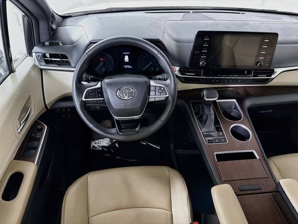Certified 2022 Toyota Sienna XLE w/ XLE Plus Package FWD image 4