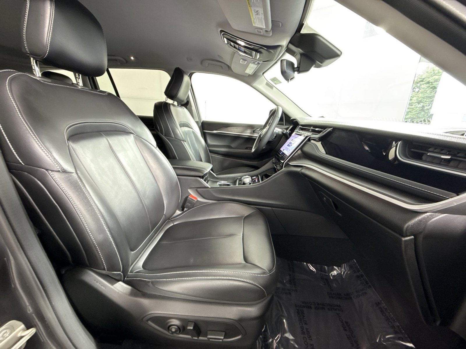 Used 2023 Jeep Grand Cherokee Limited w/ Black Appearance Package image 26